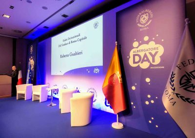 XIX Edizione Albergatore Day - 25 Gennaio 2023 - Parco dei Principi, Grand Hotel - Roma. Key Comunicazione, partener di Federalberghi Roma promotrice dell’evento, ha progettato ed allestito la sala degli espositori con 45 stand, spazio dove si incontrano la domanda ed offerta del mondo alberghiero con produttori ed albergatori, e lo spazio istituzionale dedicato al dibattito con interventi da parte delle istituzioni ed esperti del settore del turismo.