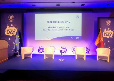 XIX Edizione Albergatore Day - 25 Gennaio 2023 - Parco dei Principi, Grand Hotel - Roma. Key Comunicazione, partener di Federalberghi Roma promotrice dell’evento, ha progettato ed allestito la sala degli espositori con 45 stand, spazio dove si incontrano la domanda ed offerta del mondo alberghiero con produttori ed albergatori, e lo spazio istituzionale dedicato al dibattito con interventi da parte delle istituzioni ed esperti del settore del turismo.