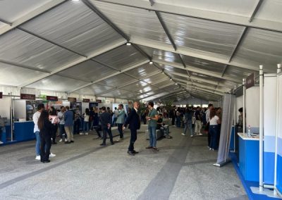 Sapienza Career Days 2023 Outdoor. Key Comunicazione è coinvolta nella realizzazione del villaggio per questo importante evento, in programma per il 26 e 27 settembre 2023, nel suggestivo piazzale antistante la Minerva. All'evento hanno partecipato oltre 100 aziende e organizzazioni di diversi settori, tra cui società di consulenza, multinazionali, enti pubblici e organizzazioni non profit.