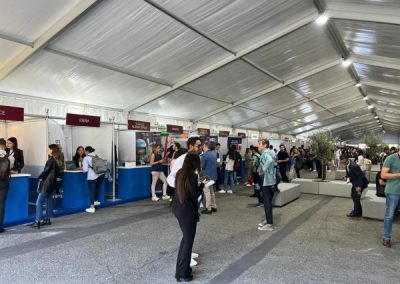 Sapienza Career Days 2023 Outdoor. Key Comunicazione è coinvolta nella realizzazione del villaggio per questo importante evento, in programma per il 26 e 27 settembre 2023, nel suggestivo piazzale antistante la Minerva. All'evento hanno partecipato oltre 100 aziende e organizzazioni di diversi settori, tra cui società di consulenza, multinazionali, enti pubblici e organizzazioni non profit.