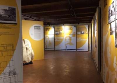 Mostra Fascinosa Sepino Luogo: Altilia Sepino Committente: Soprintendenza delle Belle Arti e del Paesaggio del Molise Progetto grafico, scenografico e di allestimento, direzione lavori a cura di Key Comunicazione srl: Strutture e divisioni dove spiccano i colori giallo e bianco in contrasto con testi che raccontano biografie ed opere di diversi personagi allusivi alle opere.