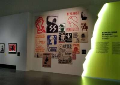 A VISUAL PROTEST. The art of Banksy Banksy, artista e writer inglese. Nell'immagine un angolo della messa di alcune delle suo opere su muri bianche in contrasto con dei pezzi architettonici di muri gialli fluo illuminati con luci led. Nella pagina News troverete un riasunto dei nostri ultimi eventi e gli ultimi articoli del nostro blog.