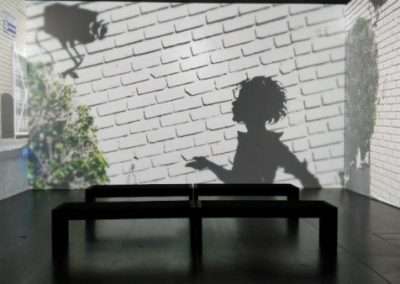 A VISUAL PROTEST. The art of Banksy Banksy, artista e writer inglese la cui identità rimane tuttora nascosta, è considerato uno dei maggiori esponenti della street art contemporanea. Le sue opere sono spesso connotate da uno sfondo satirico e trattano argomenti universali come la politica, la cultura e l’etica. Allestimento in in cui sono stati utilizzati i colori giallo e bianco per mettere in risalto le opere dell'artista. per Key Comunicazione.