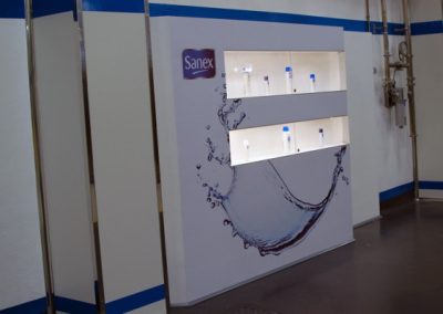 Intervento di riqualificazione permanente degli spazi lavorativi all’interno dello stabilimento di produzione di Anzio, con una particolare attenzione all’uso di materiali che potessero andare incontro alle difficili situazioni allestitive all’interno di una fabbrica attiva. Abbiamo caratterizzato gli accessi alla linee di produzione della SANEX e l’area ristoro per gli operai, curando anche la veste grafica