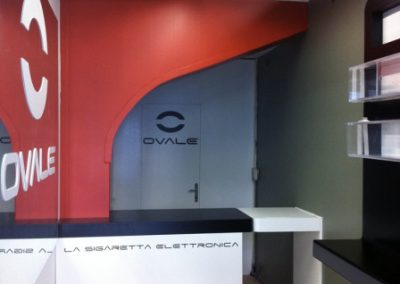Ovale Sigaretta Elettronica Realizzazione degli arredi personalizzati per l’apertura dello store Ovale La Sigaretta Elettronica a Tivoli. Data: luglio 2013