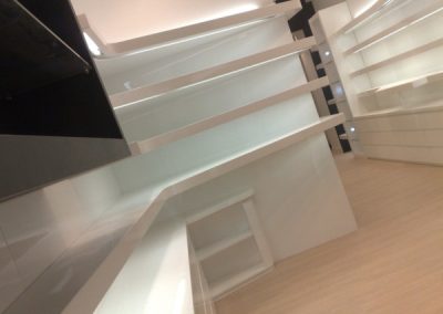 Per la Profumeria Scent Key Comunicazione ha realizzato la progettazione, esecuzione dei lavori di ristrutturazione e realizzazione degli arredi personalizzati per la profumeria SCENT di via della Vite in Roma. Menzole ed spositori incastrati nei muri bianchi.