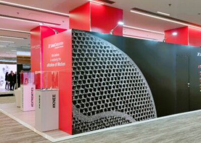 L'immagine ritrae lo stand della Lima Corporate SIOT 2023 che si è presentato con il colore rosso aziendale, dimostarndosi più caldo e con un’atmosfera più avvolgente. Diverse funzionalità hanno caratterizzato lo spazio. Progettato e realizzazione di Key Comunicazione.