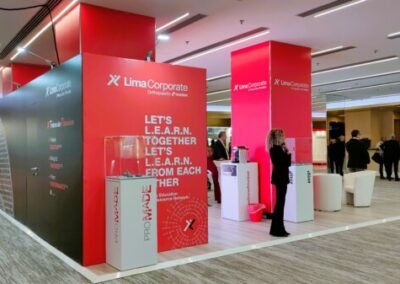L'immagine ritrae lo stand della Lima Corporate SIOT 2023 che si è presentato con il colore rosso aziendale, dimostarndosi più caldo e con un’atmosfera più avvolgente. Diverse funzionalità hanno caratterizzato lo spazio. Progettato e realizzazione di Key Comunicazione.