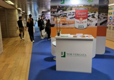 Altro angolo del corridoio evidenziato da un tappetto di colore blu in cui si posizionano gli stand delle diverse aziende che si sono presentati all'evento CareerDay all'Università Torvergata di Roma per Alitur. Allestimento per Key Comunicazione.