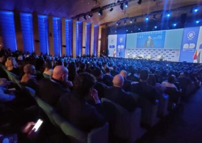 Tante persone assistono alla presentazione del sindaco di Roma Walter Gualtieri sul palco dell'Albergatore Day 2025 al palazzo dei Congressi di Roma. Uno sfondo bianco e blu fa di cornice al maxischermo che progetta l'immagine amplificata del Sindaco di Roma.