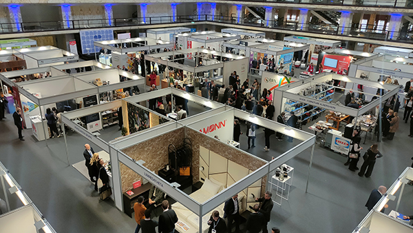 Uno di nostri Allestimenti per Eventi Istituzionali e Pubblici all'Albegatore Day 2025. Una visuale aerea dei piu di 90 stand allestiti per l'cassione in piana operativia con il pubblico. Key Comunicazione ha eseguito il progetto e la realizzazione per l'allestimento dell'intero evento, Dal palco per i relatori che Facility Desk 