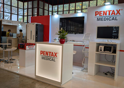 Stand Pentax Medical all’AIIC di Napoli progettato da Key Comunicazione: banco frontale, parete brandizzata, monitor e aree attrezzate per dispositivi medicali.