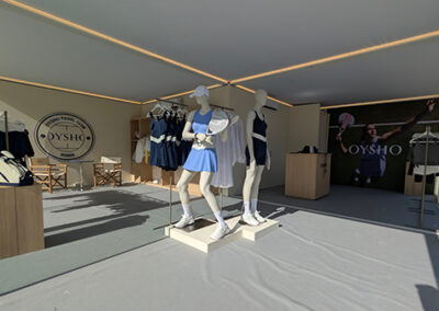 Visual scenografico dello stand Oysho al Padel 2025, con gigantografia sportiva e arredo minimal.