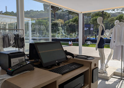 Area cassa dello stand Oysho curato da Key Comunicazione: dettagli funzionali e trasparenze architettoniche.