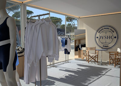 Interno dello stand Oysho progettato da Key Comunicazione. Ampie superfici vetrate valorizzano l’ambiente naturale esterno, mentre gli espositori ben distribuiti e i manichini centrali mettono in risalto la collezione sportiva. Atmosfera ariosa, linee essenziali e palette coerente con l’identità del brand.