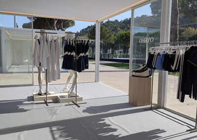 Allestimento interno dello stand Oysho by Key Comunicazione: espositori leggeri e materiali naturali.