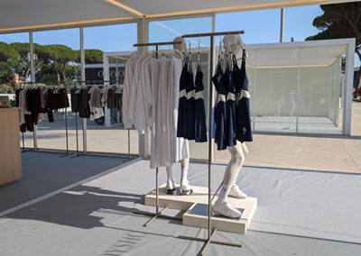 Espositori con abbigliamento sportivo Oysho: ordine visivo e palette coerente con il brand.