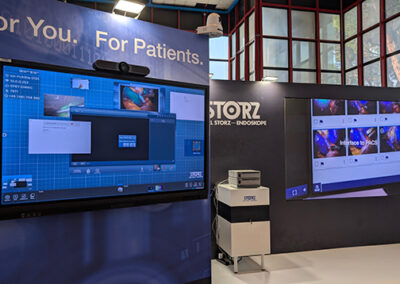 Dettaglio tecnologico dello stand Storz all’AIIC di Napoli 2025 firmato Key Comunicazione: doppio monitor con software medicale e messaggio “For Patients”.