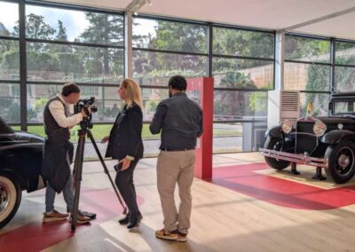 Testate giornalistiche riprendone le auto esposte ed l'allestimento della mostra