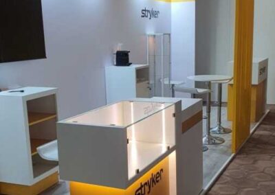Stand Stryker con portale giallo listellare, banco illuminato e teca integrata, allestito da Key Comunicazione al congresso SINch di Catania