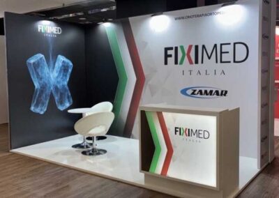 Stand Fiximed Italia e Zamar in bianco e nero con inserti tricolore e bancone retroilluminato al Trauma Meeting di Riccione
