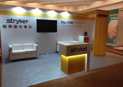 Stand Stryker dedicato alla piattaforma 1788 con portale giallo, bancone luminoso e area lounge al congresso SIC presso l’Ergife di Roma