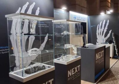 Teche illuminate con modelli anatomici della mano nello stand Next Medical e Acumed a Verona