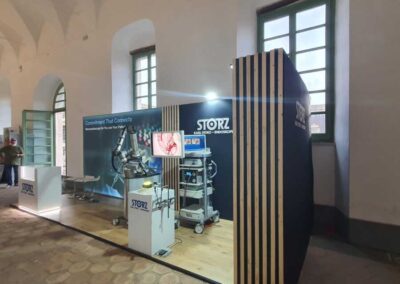 Stand KARL STORZ con listelli in legno e fondali scuri per le tecnologie di neuroendoscopia, allestito da Key Comunicazione al congresso SINch di Catania