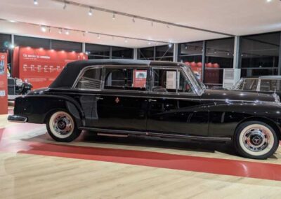 Mercedes-Benz 300 d Landaulet del 1960 con stemma papale, vista di profilo nella mostra “Un secolo di Papamobile”
