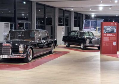 Mercedes-Benz 600 Pullman e 300 SEL Pullman targate SCV 1 sotto l’illuminazione serale a LED