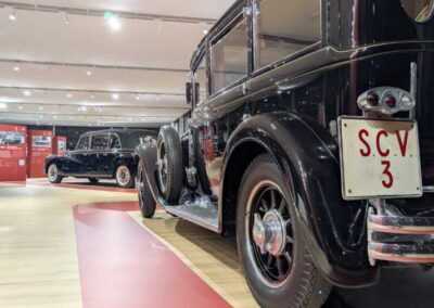 Retro della Mercedes-Benz Nürburg 460 del 1930 con targa S.C.V. 3 e ruota di scorta laterale