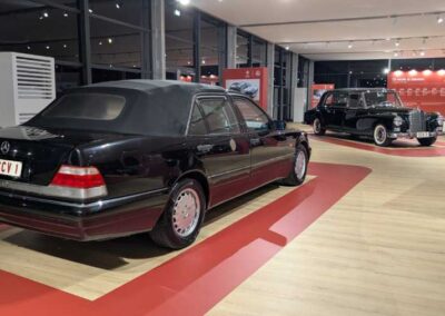 Mercedes-Benz S 500 Landaulet del 1997 targata SCV 1 vista dal retro, con la parete cronologica “Un secolo in cammino”