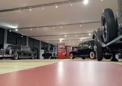 Vista dal basso dell’allestimento con la Mercedes-Benz 600 Pullman targata SCV 1 e altre Papamobili storiche