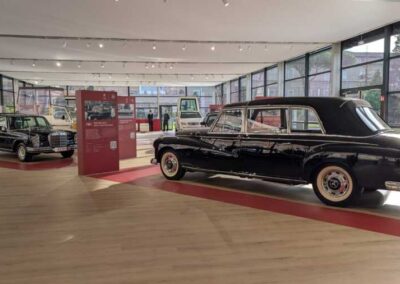 Mercedes-Benz 300 d Landaulet e 300 SEL Pullman tra totem rossi, con la Papamobile 230 G sullo sfondo