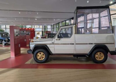 Papamobile Mercedes-Benz 230 G del 1980 bianco madreperla con cupola trasparente e cerchi dorati