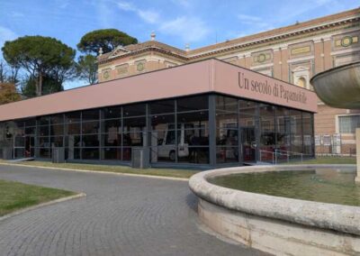 Tensostruttura vetrata “Un secolo di Papamobile” nei Giardini dei Musei Vaticani, accanto alla Pinacoteca Vaticana