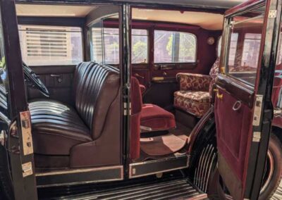 Interni della Mercedes-Benz Nürburg 460 del 1930: sedile autista in pelle e sedile papale in velluto rosso
