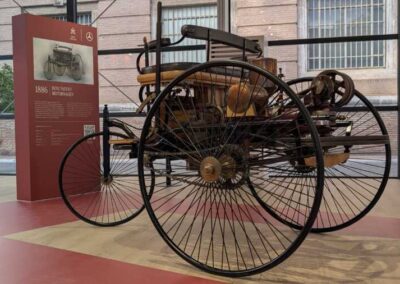 Benz Patent-Motorwagen del 1886, la prima automobile della storia, con il suo totem informativo