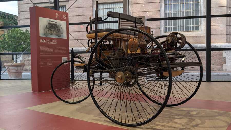 Lo storico triciclo utilizzato come Papamobile esposto alla Mostra "Un secolo di Papamobile" ai giardini dei Musei Vaticati. Allestimento e montaggio da Key Comunicazione